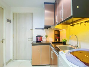 Standard Apartment | Private kitchen | Cookware/dishes/utensils