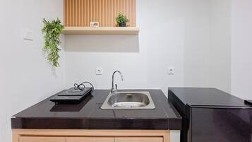 Standard Apartment | Private kitchen | Cookware/dishes/utensils