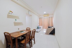 Apartament estàndard | Zona de menjador de l'habitació