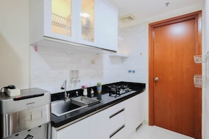Standard Apartment | Private kitchen | Cookware/dishes/utensils