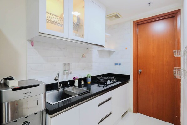 Apartament estàndard | Cuina privada | Utensilis de cuina, vaixella i coberteria 