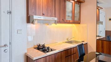 Apartemen Standar | Dapur pribadi | Peralatan masak/sendok-piring