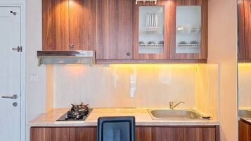 Apartemen Standar | Dapur pribadi | Peralatan masak/sendok-piring