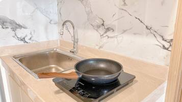 Standard Apartment | Private kitchen | Cookware/dishes/utensils