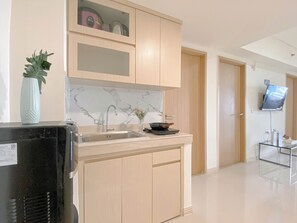Standard Apartment | Private kitchen | Cookware/dishes/utensils