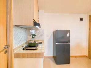 Standard Apartment | Private kitchen | Cookware/dishes/utensils