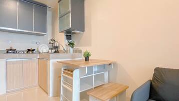 Standard Apartment | Private kitchen | Cookware/dishes/utensils
