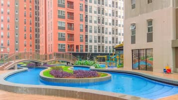 Una piscina al aire libre