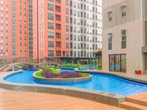 Una piscina al aire libre
