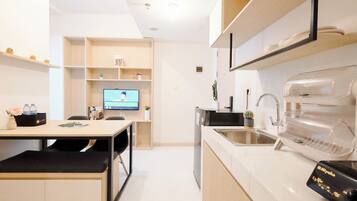 Standard Apartment | Private kitchen | Cookware/dishes/utensils