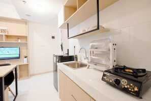 Apartament estàndard | Cuina privada | Utensilis de cuina, vaixella i coberteria 