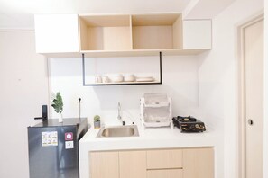 Apartament estàndard | Cuina privada | Utensilis de cuina, vaixella i coberteria 