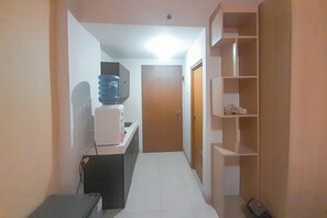 Standard Apartment | Private kitchen | Fridge, cookware/dishes/utensils