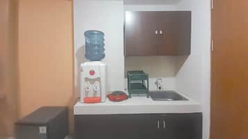 Standard apartman | Privát konyha | Hűtőszekrény és főzőedények/tányérok/evőeszközök