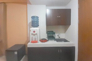 Standard Apartment | Private kitchen | Fridge, cookware/dishes/utensils