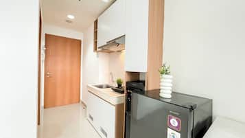 Deluxe Apartment | Private kitchen | Cookware/dishes/utensils