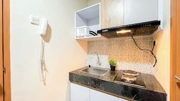 Deluxe Apartment | Private kitchen | Cookware/dishes/utensils