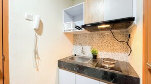 Deluxe Apartment | Private kitchen | Cookware/dishes/utensils