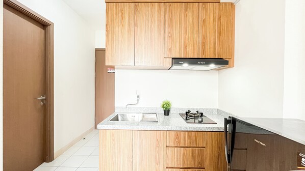 Deluxe Apartment | Private kitchen | Cookware/dishes/utensils