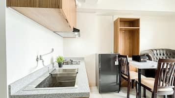 Deluxe Apartment | Private kitchen | Cookware/dishes/utensils