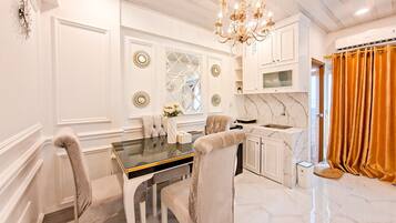 Deluxe Apartment | In-room dining