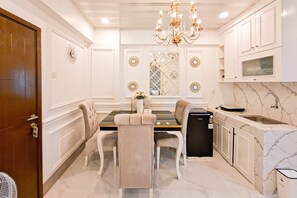Appartement Deluxe | Cuisine privée | Batterie de cuisine, vaisselle et ustensiles