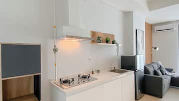 Deluxe Apartment | Private kitchen | Cookware/dishes/utensils