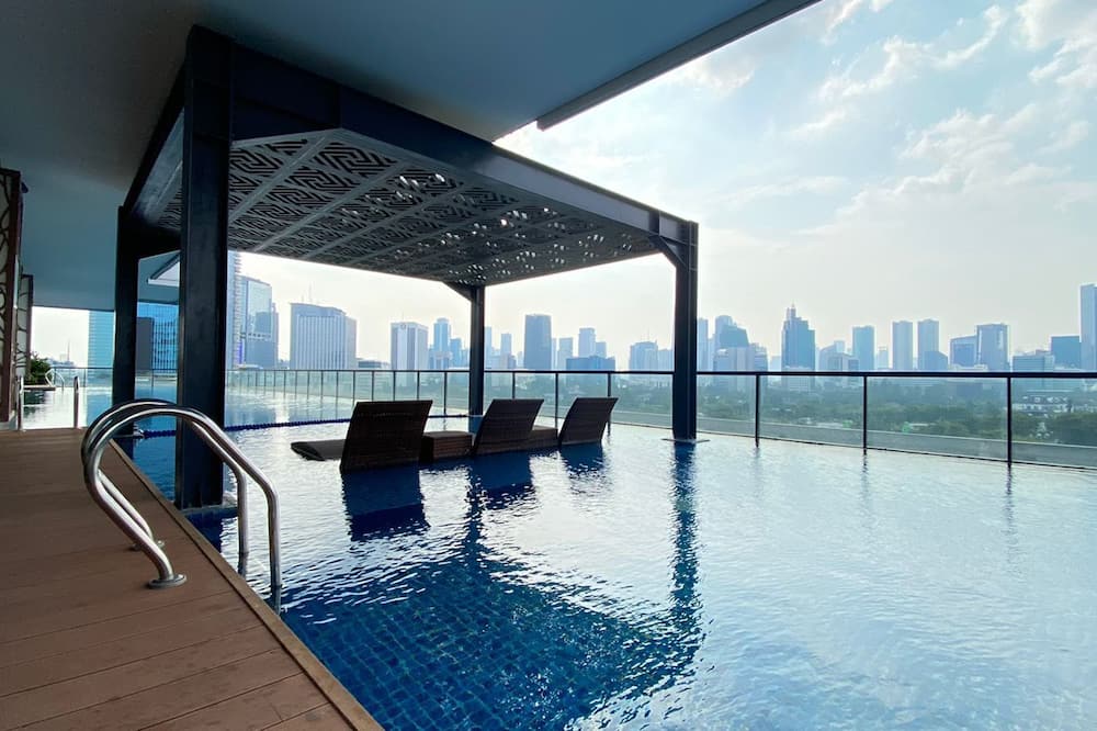 Modern Monochromatic 2Br Near Lrt Station At Apartment Samara Suites