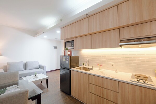 Deluxe Apartment | Private kitchen | Cookware/dishes/utensils