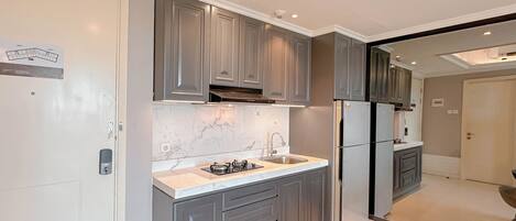 Deluxe Apartment | Private kitchen | Cookware/dishes/utensils