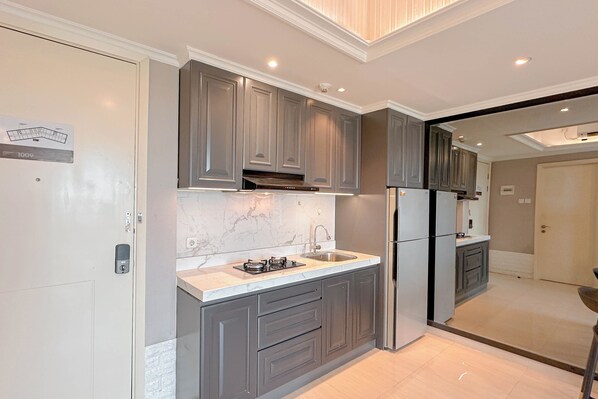 Deluxe Apartment | Private kitchen | Cookware/dishes/utensils