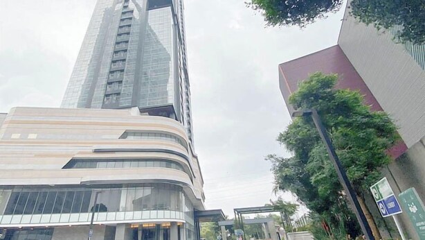 A modern building with a curved facade and large glass windows. - Cozy And Spacious 1Br At Grand Sungkono Lagoon Apartment (Surabaya)