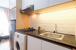 Deluxe appartement | Privékeuken | Kookgerei, borden en bestek