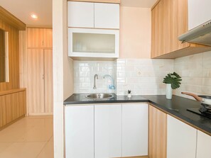 Deluxe Apartment | Private kitchen | Cookware/dishes/utensils