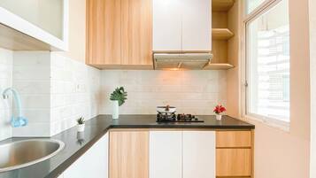 Deluxe Apartment | Private kitchen | Cookware/dishes/utensils