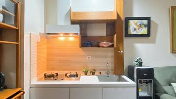 Deluxe Apartment | Private kitchen | Cookware/dishes/utensils