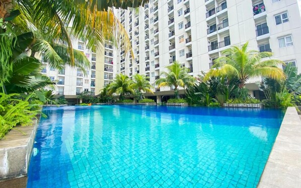 Una piscina al aire libre
