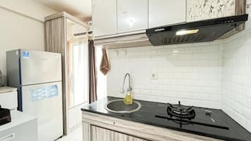 Deluxe Apartment | Private kitchen | Cookware/dishes/utensils