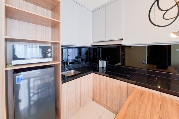 Deluxe Apartment | Private kitchen | Cookware/dishes/utensils