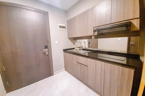 Deluxe Apartment | Private kitchen | Cookware/dishes/utensils