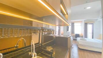 Deluxe Apartment | Private kitchen | Cookware/dishes/utensils
