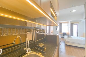 Deluxe Apartment | Private kitchen | Cookware/dishes/utensils