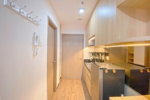 Deluxe Apartment | Private kitchen | Cookware/dishes/utensils