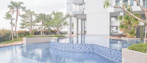 Una piscina al aire libre