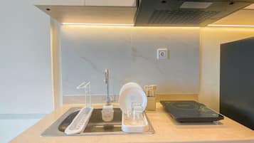Deluxe Apartment | Private kitchen | Cookware/dishes/utensils