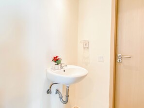 Deluxe Apartment | Bathroom
