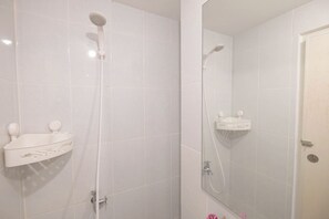 Deluxe Apartment | Bathroom