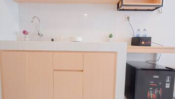 Deluxe Apartment | Private kitchen | Cookware/dishes/utensils