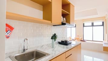 Deluxe Apartment | Private kitchen | Cookware/dishes/utensils