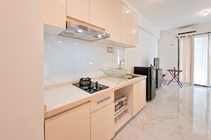 Deluxe Apartment | Private kitchen | Cookware/dishes/utensils